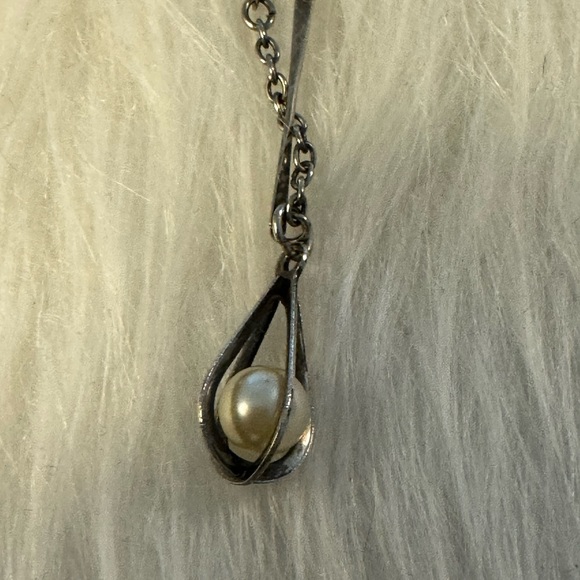 Vintage Single Faux Necklace.    Tote P3 - Picture 1 of 5